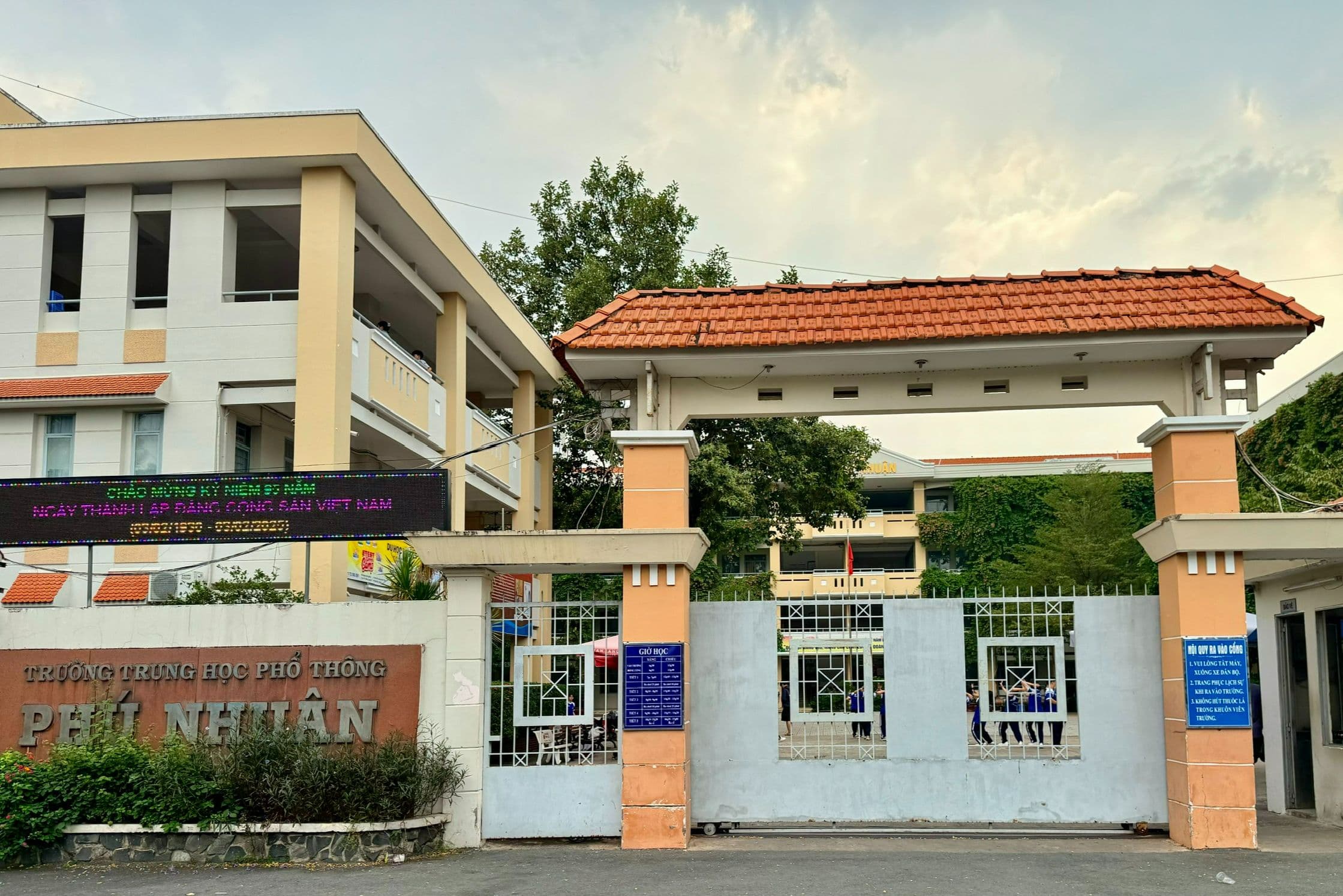 Trường THPT Phú Nhuận